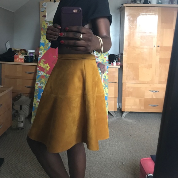 F21 yellow faux suede flare skirt - Picture 3 of 3